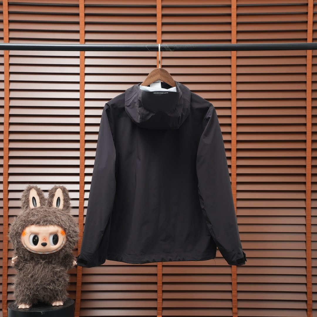 Descente Jacket — Black