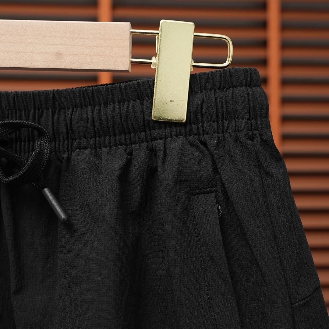 Descente Shorts — Black