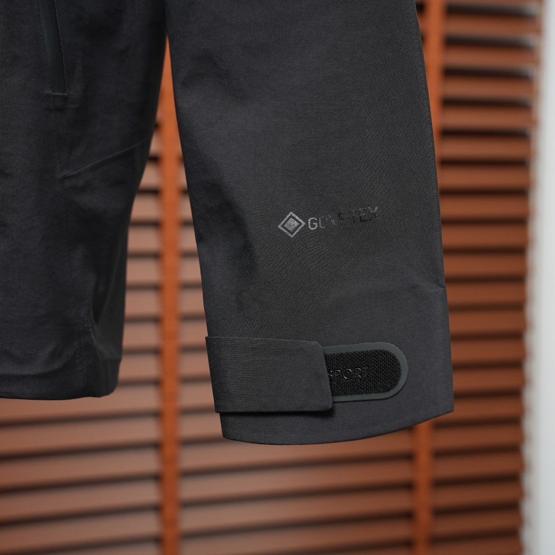 Kolon Sport Jacket — Black