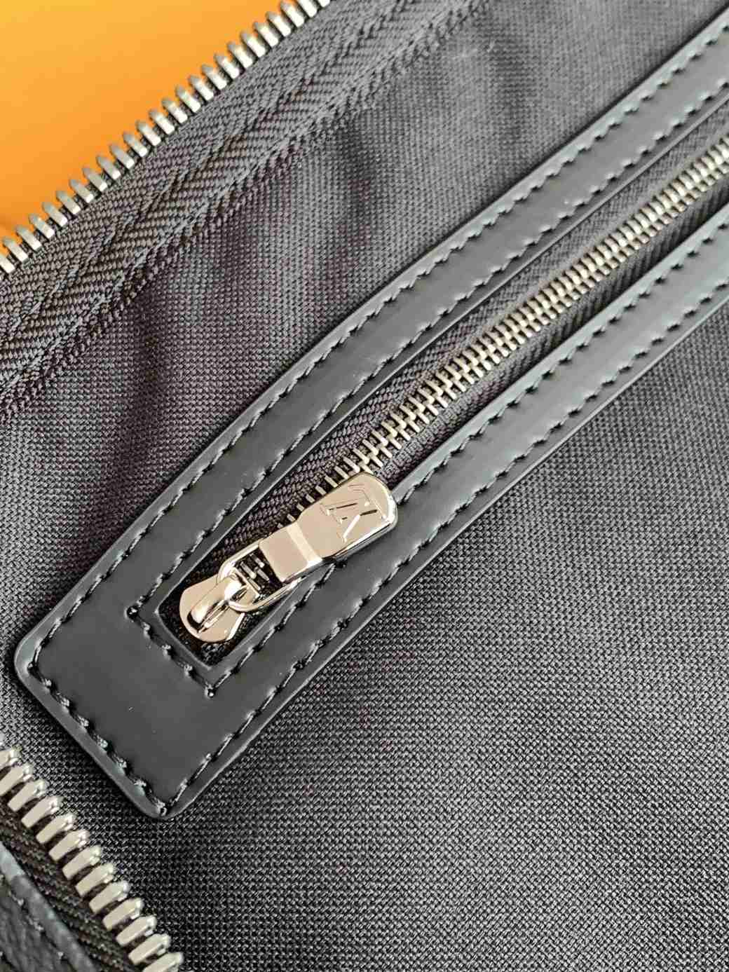 Louis Vuitton Keepall 55 Bandoulière — P01951