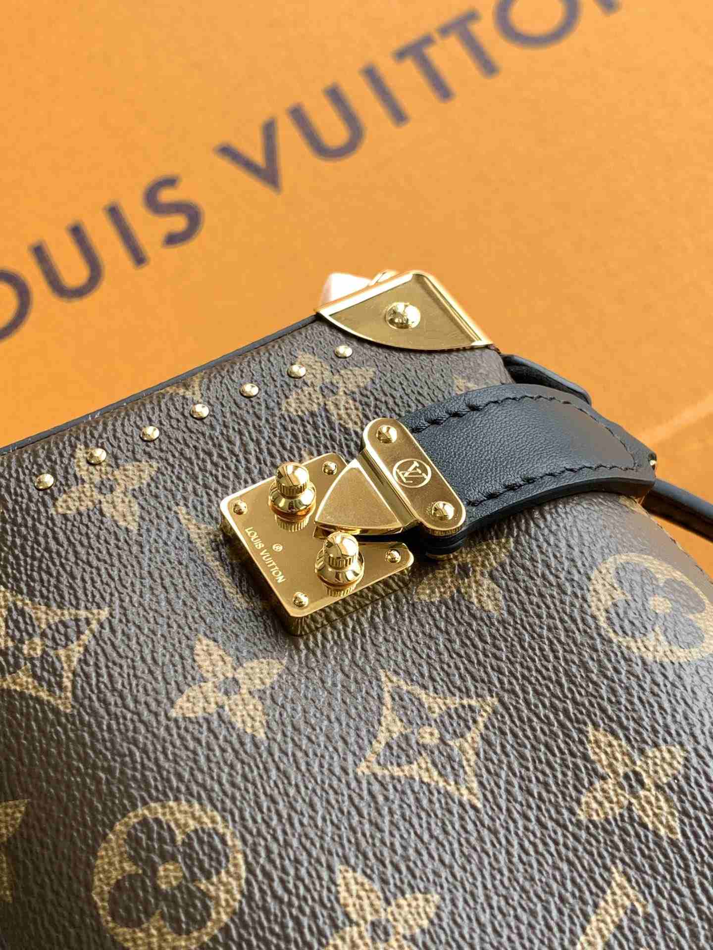 Louis Vuitton Slim Trunk — M13147