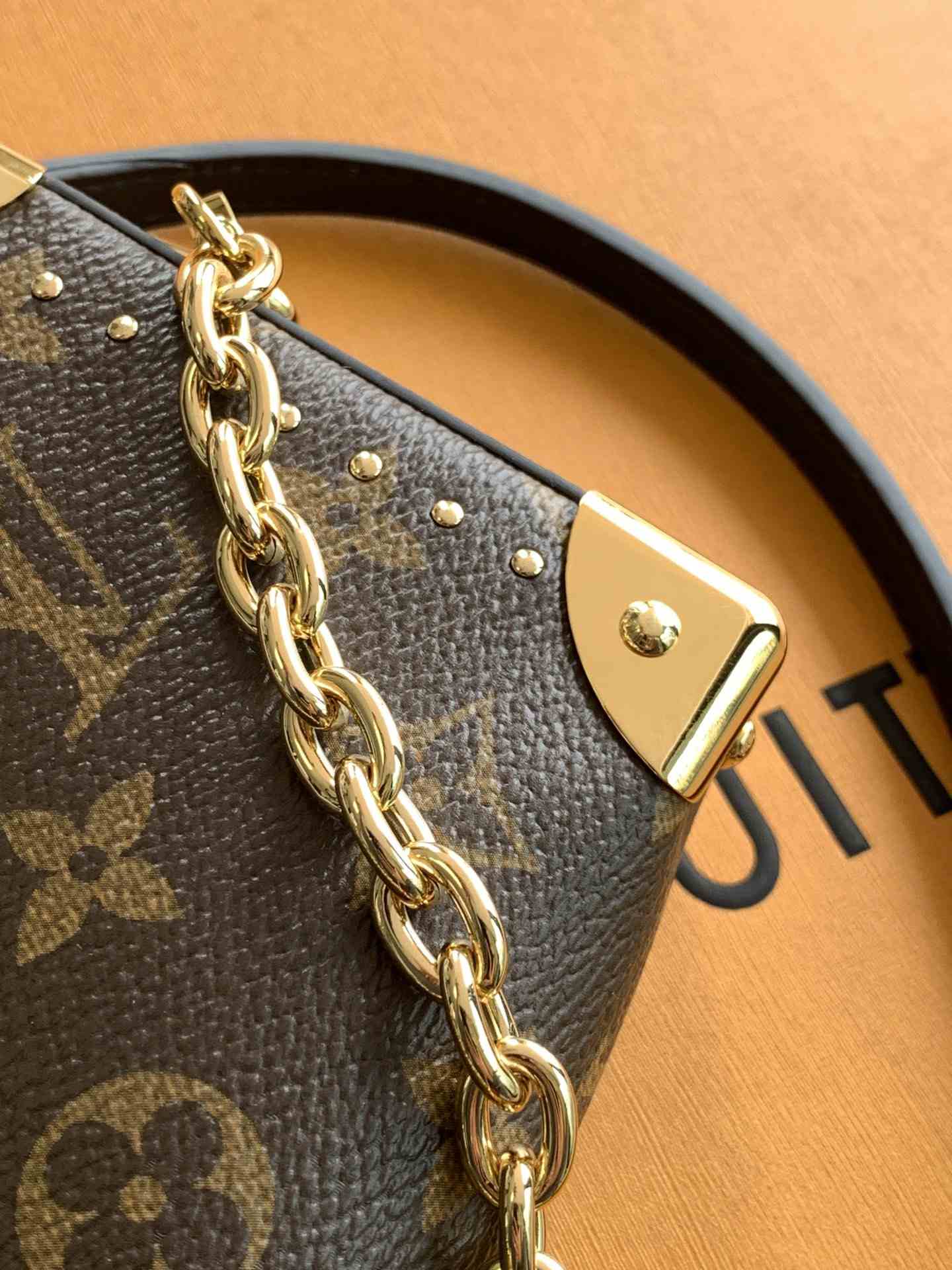 Louis Vuitton Slim Trunk — M13147