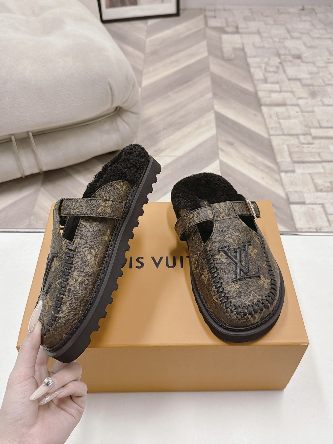 Louis Vuitton Slippers