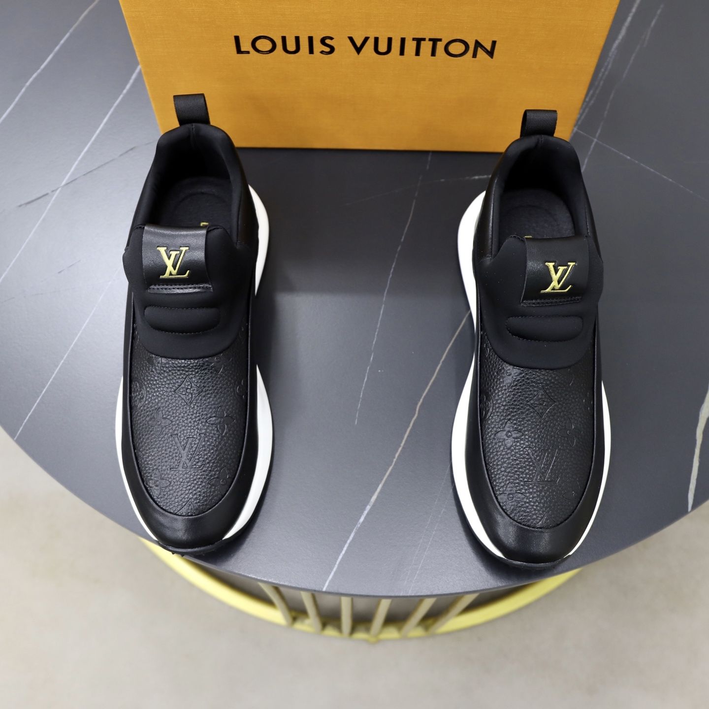 Louis Vuitton Sneakers, Product 29033