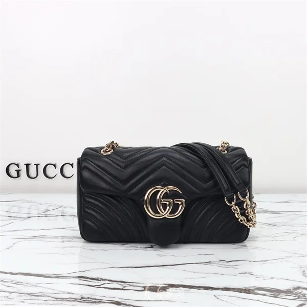 Gucci GG Marmont medium shoulder bag in black โ 837267